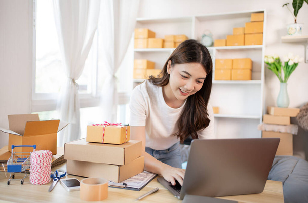 Empowering SMEs: Online Selling and Shipping for Small Business Owners, E-Commerce and Digital Commerce Concept. - 写真・画像
