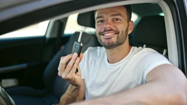 Jonge Spaanse man glimlacht zelfverzekerd starten auto op straat - Video