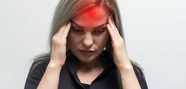 Stresli kadın, kırmızı benekli migren. - Fotoğraf, Görsel