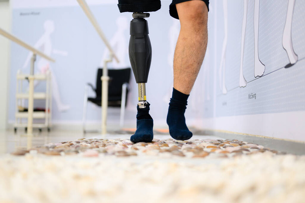 Ασθενείς με ειδικές ανάγκες με σωματική αναπηρία που κάνουν ασκήσεις ρουτίνας σε εσωτερικούς χώρους, Άτομα με υψηλή τεχνολογία στο προσθετικό κέντρο υγείας, Νέα τεχνητή παραγωγή άκρων για άτομα με ειδικές ανάγκες - Φωτογραφία, εικόνα