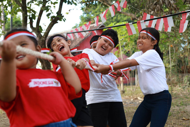 Niños indonesios celebran el día de la independencia de Indonesia con concurso al aire libre - Foto, imagen