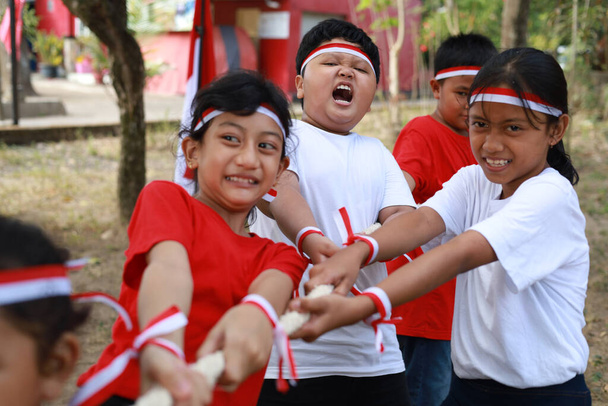 Indonéz gyerekek ünneplik Indonézia függetlenség napja szabadtéri verseny - Fotó, kép