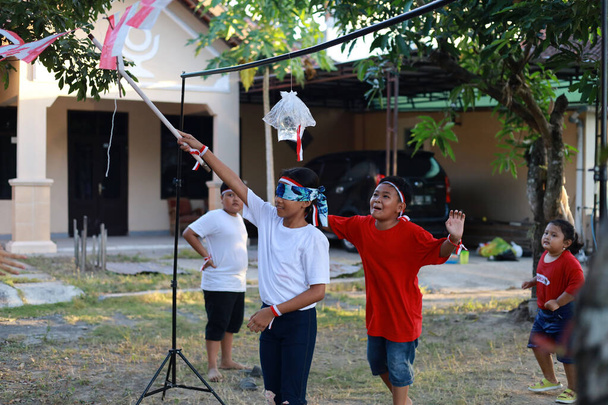 Индонезийские дети отмечают День независимости Индонезии на открытом воздухе - Фото, изображение