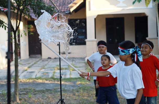 インドネシアの子供たちは屋外コンテストでインドネシア独立記念日を祝う - 写真・画像