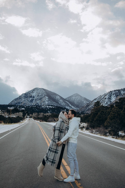 ευτυχισμένο ζευγάρι στα χειμερινά βουνά - Φωτογραφία, εικόνα