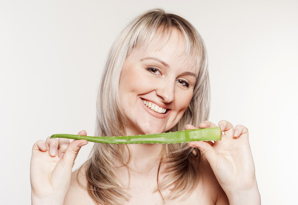 Young beautiful woman with aloe - Foto, afbeelding