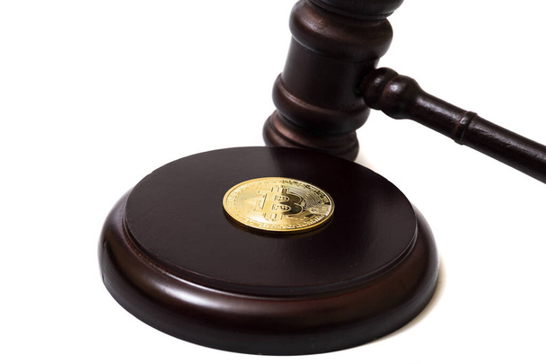 judge's gavel and bitcoin. concept of fraud on the cryptocurrency exchange - Fotoğraf, Görsel