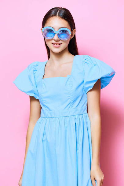 έκφραση γυναίκα λεπτό ροζ φόρεμα γυναίκα μοντέλο ρούχα ζεστό θετικό ύφος όμορφο νεαρό χαλαρώστε κομψό μόδα μπλε στούντιο απομονωμένη vogue μοντέρνα ημέρα - Φωτογραφία, εικόνα