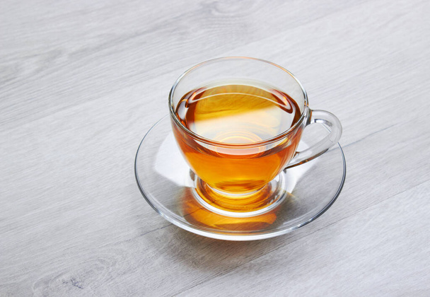 Tasse Tee auf hellem Holzgrund - Foto, Bild
