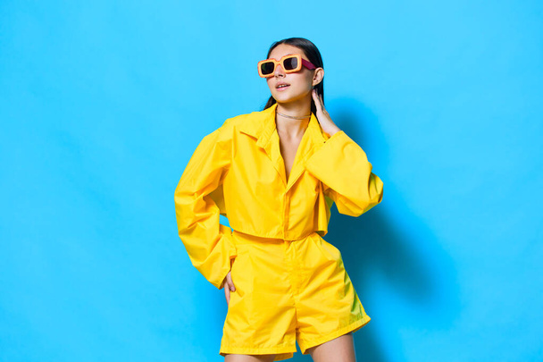Frau weiblich Studio kreative Mode Person jung attraktiv Romantik Schönheit Sonnenbrille gelb stilvolle Mädchen Glück Spaß trendig schön Lifestyle schön glücklich - Foto, Bild