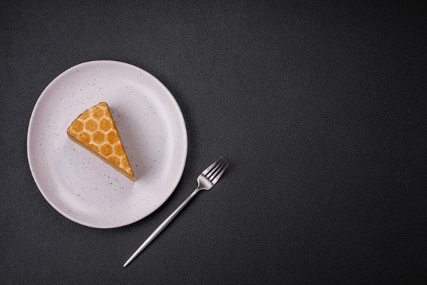 Delicious fresh sweet honey cake layer cake with white cream on textured concrete background - Foto, Imagem