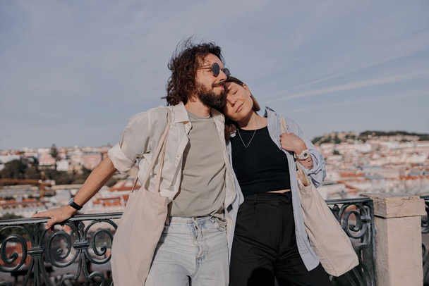 Egy turista pár ölelkezik a Lisszabon utcában. Turizmus vagy romantikus kapcsolat fogalma - Fotó, kép