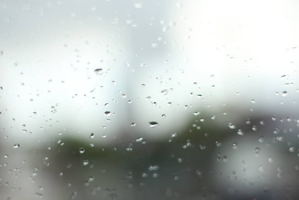 Tau und Regentropfen auf der Windschutzscheibe - Foto, Bild