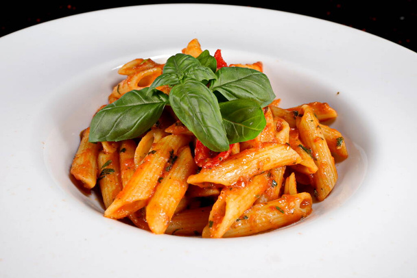 penne italiano con albahaca, pasta y tomates - Foto, imagen