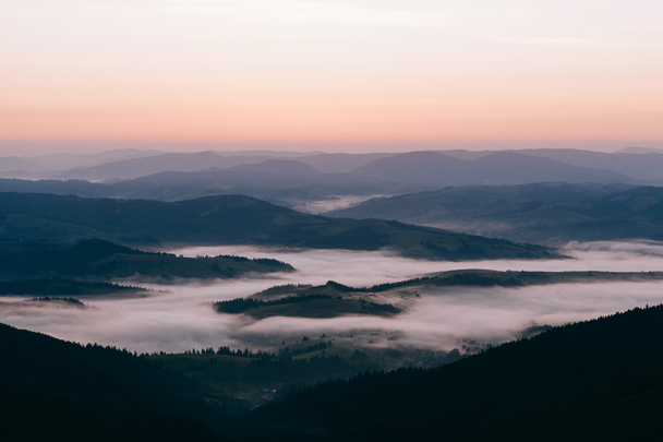 Auringonnousu vuorilla - Valokuva, kuva