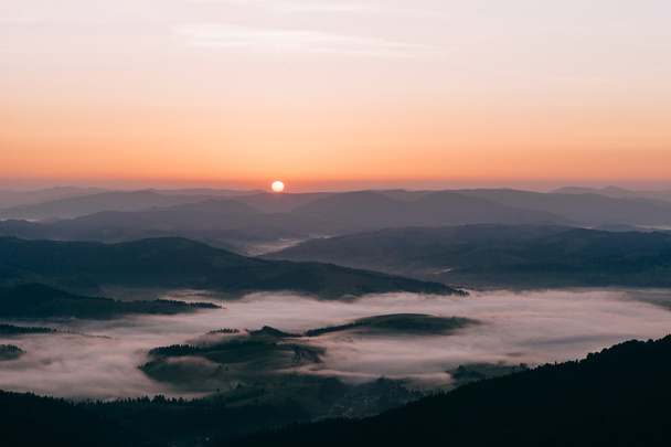 Auringonnousu vuorilla - Valokuva, kuva