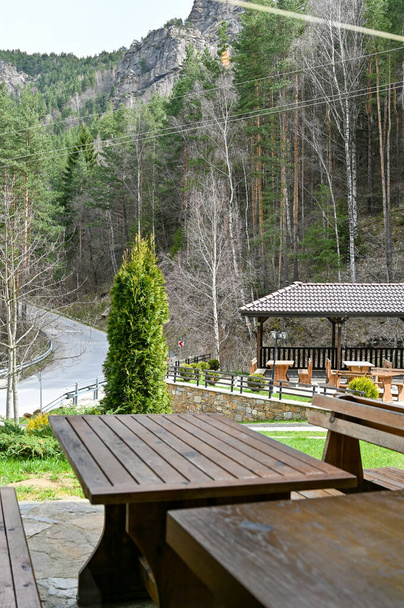 Столы снаружи для пикника с видом на горы возле дороги. Болгария. Высокое разрешение - Фото, изображение