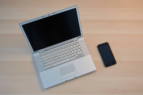 ordinateur portable sur la table en bois, concept de commerce virtuel - Photo, image