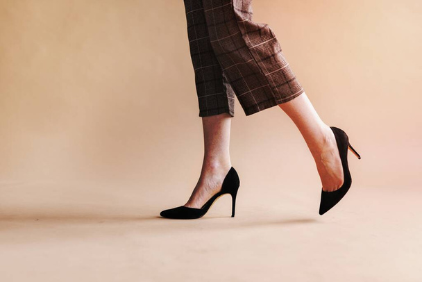Модная женщина в черных блестящих каблуках - Фото, изображение