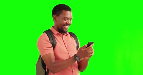 良いニュース発表のために応援スタジオで勝者の黒人男性と電話、すごいと緑の画面。幸せな若い男性と一緒にモバイル,やる気と成功クロマキーモックアップでお祝いします. - 映像、動画