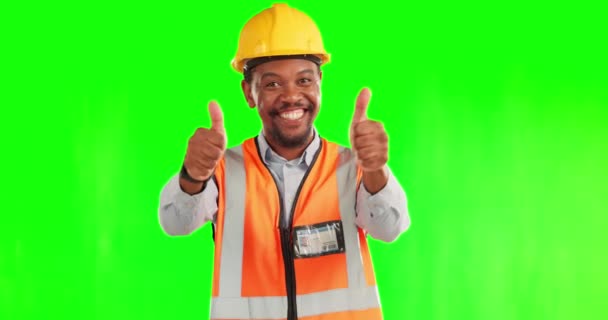 Черный человек, архитектор и большой палец вверх на зеленый экран для успеха или победы на фоне студии. Портрет африканского мужчины, инженера или подрядчика с эмодзи, да подписать или ОК одобрения. - Кадры, видео