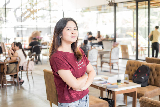 Mooie aziatische vrouw bestellen koffie in cafe - Foto, afbeelding