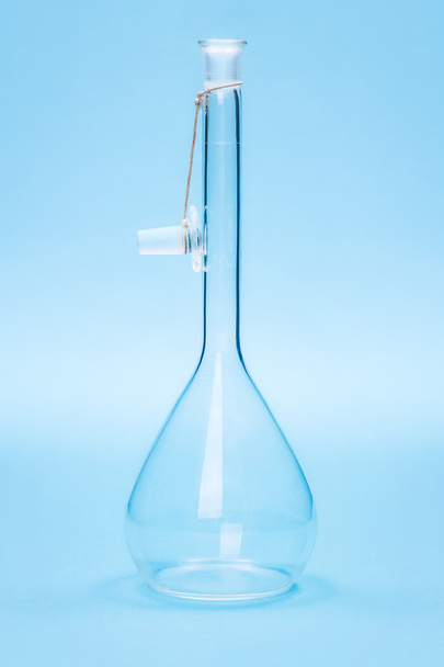 Empty volumetric flask with glass stopper - Zdjęcie, obraz