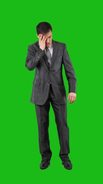 Πλήρες σώμα του άνδρα στον πόνο φορώντας κομψό κοστούμι που πάσχουν από πονοκέφαλο με κλειστά μάτια απομονώνονται σε chroma κλειδί φόντο στο στούντιο - Πλάνα, βίντεο