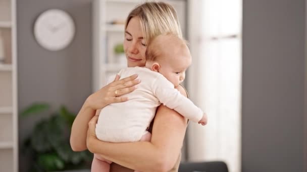 Moeder en dochter knuffelen elkaar zoenen thuis - Video
