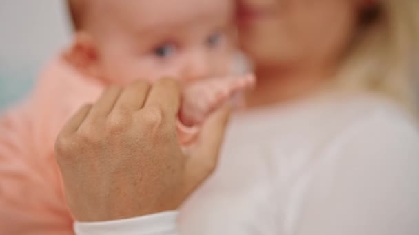 Madre e hija abrazándose de la mano en casa - Imágenes, Vídeo
