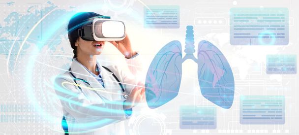 Ιατρική τεχνολογία έννοια. Πνευμονολόγος νεαρή γυναίκα σε λευκό παλτό γιατρός χρησιμοποιώντας γυαλιά VR για να μελετήσει τα δεδομένα για την υγεία του ασθενούς, αγγίζοντας μεγάλο ολόγραμμα των ανθρώπινων πνευμόνων, πανό, κολάζ - Φωτογραφία, εικόνα