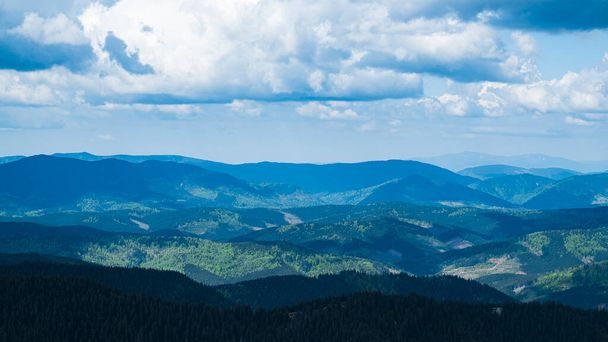 Mountain landscape in the Carpathians Ukraine, travel and healthy lifestyle. - Φωτογραφία, εικόνα