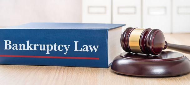 Un libro de leyes con un mazo - Ley de bancarrota
 - Foto, Imagen