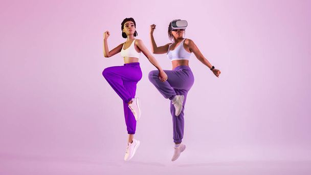 Szczęśliwy młody Afroamerykanin kobieta sobie vr zestaw słuchawkowy gry taniec metawersum jak awatar 3D, poruszając się na fioletowe tło studio, panorama, wolna przestrzeń - Zdjęcie, obraz