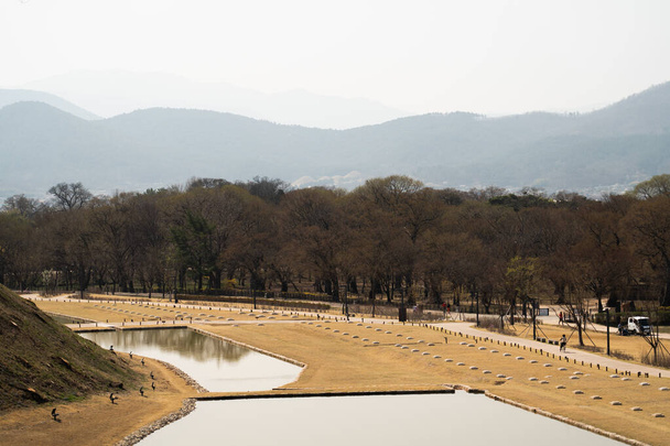 Fort Banwolseong of Wolseong, archeologische site, Gyeongju, Zuid-Korea. Hoge kwaliteit foto - Foto, afbeelding