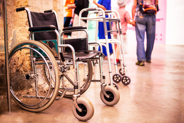специальные инвалидные коляски и прогулочные принадлежности для людей с ограниченными возможностями. Забота о подлинности - Фото, изображение