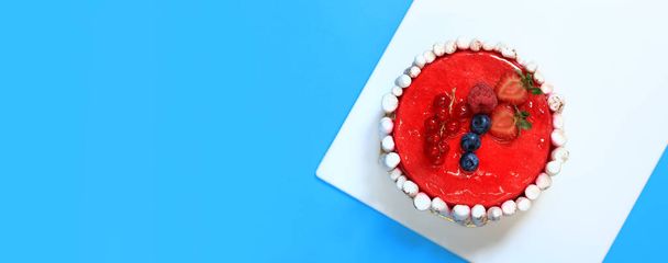 Festlicher Geschenkkuchen auf blauem Hintergrund, Draufsicht, flache Lage. Kuchen für einen Geburtstag oder ein anderes besonderes Ereignis. Kopierraum - Foto, Bild