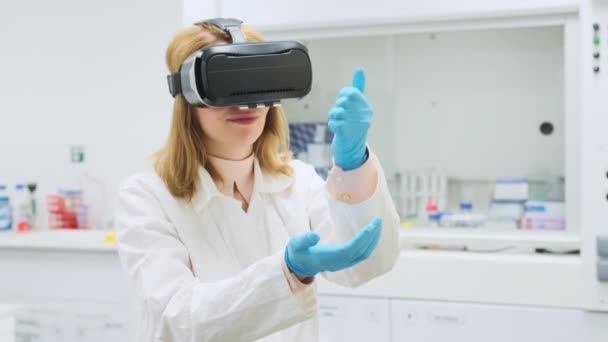 Вчений використовує хімічне обладнання в гарнітурі віртуальної реальності. Використовує технології VR для експерименту. Концепція доповненої реальності - Кадри, відео