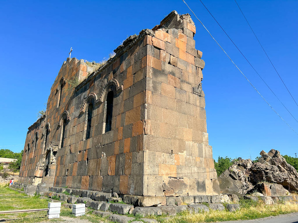 Ptghnavank veya Ptghni Kilisesi Ermenistan 'ın Kotayk ilindeki Ptghni köyünde yer almaktadır. - Fotoğraf, Görsel