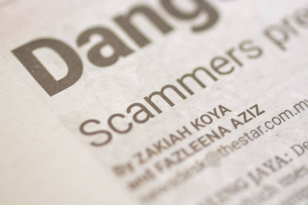 Uma visão de perto da redação "Scammers" proeminentemente exibido em um jornal - Foto, Imagem