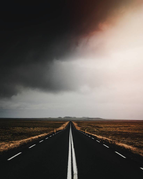 İzlanda 'nın batı fiyortlarında sessiz bir yol. - Fotoğraf, Görsel