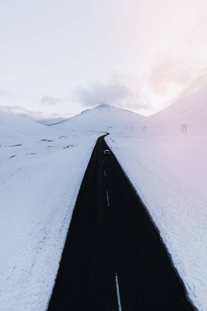 Lange schwarze Straße durch die weiße Winterlandschaft - Foto, Bild