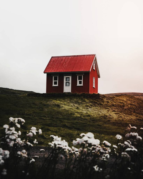 Rote Hütte in den Westfjorden Islands - Foto, Bild