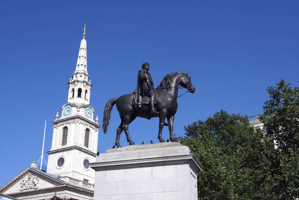 Статуя короля Георга Vi & церкви з Санкт-Мартін в--поля, Лондон, Англія - Фото, зображення