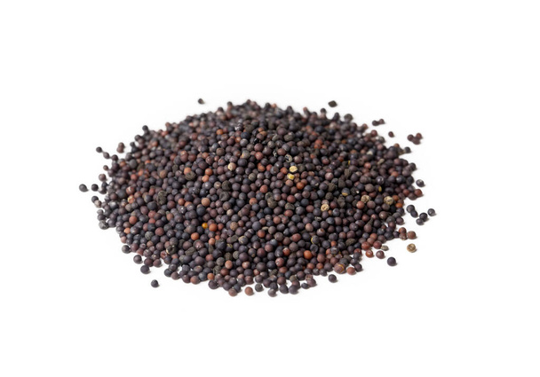 Szerves fekete mustármag (Brassica nigra) makró közelkép fehér alapon. Egy rakat indiai aromás fűszer. Felülnézet - Fotó, kép