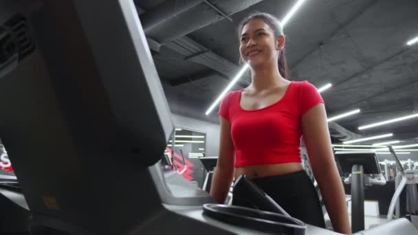 Młoda kobieta Asisn trening z chodzeniem i ćwiczeniami na bieżni maszyny w fitness siłowni klub sportowy, kobieta cardio z joggingu treningu, opieki zdrowotnej i motywacji, kobieta w odzieży sportowej i zdrowia. - Materiał filmowy, wideo