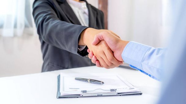 handshake after Office executives interviewing job applicants in the meeting room. employer conversation summary work employment. - Foto, imagen