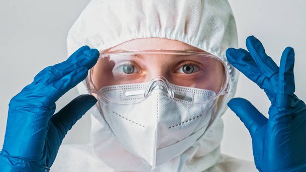 Environment scientist. Infection disaster. Female woman ecology specialist in protective medical equipment goggles mask gloves isolated on grey background. - Foto, afbeelding