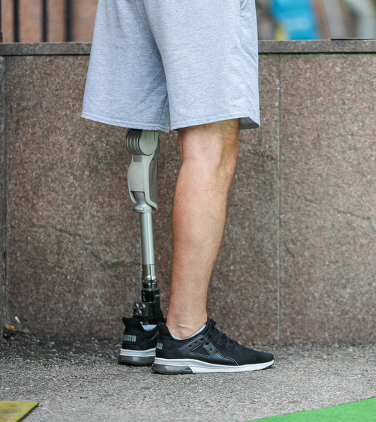 Een man met een wandelende prothese in plaats van een been - Foto, afbeelding