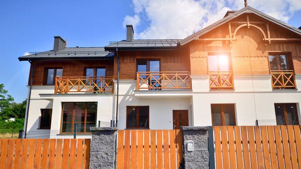 Μονόκλινο οικογενειακό κτίριο κατοικιών εξωτερικό με μπαλκόνια και παράθυρα. - Φωτογραφία, εικόνα